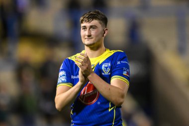 Warrington Wolves 'dan Tom Whitehead, 17. Betfred Süper Lig karşılaşmasının sonunda taraftarları alkışlıyor. Warrington Wolves, Leeds Gergedan' a karşı Halliwell Jones Stadyumu, Warrington, İngiltere, 11 Temmuz 2024 