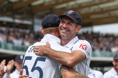 İngiltere 'den Ben Stokes, 12 Temmuz 2024' te Londra Lords 'ta oynanan Rothesay Birinci Sınav Maçı' nda İngiltere adına oynadığı son maçın ardından İngiltere 'den James Anderson' ı kucaklıyor. 