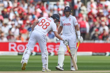İngiltere 'den Joe Root, Rothesay Test Maçı' nda İngiltere Lords, Londra, İngiltere 'de Batı Hint Adalarına karşı 2. Gün' de İngiltere 'den Harry Brook' a sesleniyor.