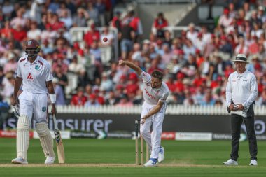 İngiltere 'den Chris Woakes topu Rothesay Test Maçı' nda veriyor. İkinci gün İngiltere, Batı Hint Adaları 'na karşı Lords, Londra, İngiltere, 11 Temmuz 2024