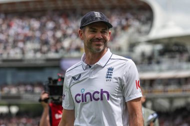 İngiltere 'den James Anderson, Rothesay Birinci Sınav Maçı' nda İngiltere adına oynadığı son maçtan sonra gülümseme doluydu. Üçüncü Gün İngiltere - Batı Hint Adaları - Lords, Londra, Birleşik Krallık, 12 Temmuz 2024 
