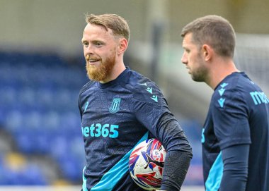 Stoke City 'den Viktor Johansson, 11 Temmuz 2024' te Chester-Stoke City maçı öncesinde Deva Stadyumu 'nda ısınıyor. 