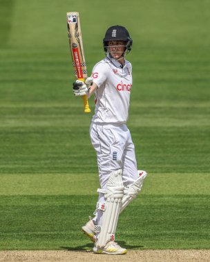 İngiltere 'den Harry Brook, Lords, Londra, Birleşik Krallık' ta düzenlenen Rothesay Test Maçı 'nda (50 koşu) yarım yüzyılı (50 koşu) kutluyor.