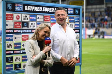 Warrington Wolves 'un Sam Burgess koçu 11 Temmuz 2024' te Halliwell Jones Stadyumu 'nda Betfred Wolves - Leeds Rhinos maçının 17. Raundu öncesinde hava sporları sunucusu Jenna Brooks ile şakasını paylaşıyor.