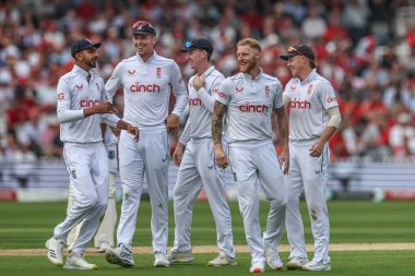 İngiltere 'den Ben Stokes, Batı Hint Adaları' ndan Mikyle Louis 'in kale atışını Rothesay Test Maçı' nda kutluyor. 2.