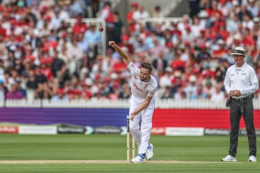 İngiltere 'den Chris Woakes topu Rothesay Test Maçı' nda veriyor. İkinci gün İngiltere, Batı Hint Adaları 'na karşı Lords, Londra, İngiltere, 11 Temmuz 2024