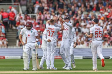 İngiltere 'den Gus Atkinson, Batı Hint Adaları' ndan Kavem Hodge 'un kalesini Rothesay Test Maçı' nda kutluyor. İkinci Gün İngiltere, Batı Hint Adaları 'na karşı Lords, Londra, İngiltere, 11 Temmuz 2024 