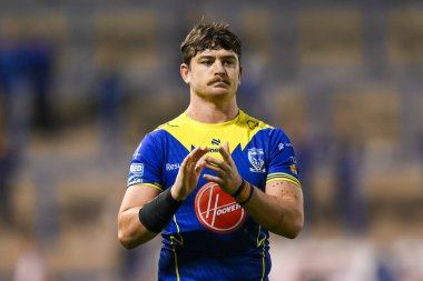 Warrington Wolves takımından Jordy Crowther, 17. Betfred Süper Lig karşılaşmasının sonunda taraftarları alkışlıyor. Warrington Wolves, Leeds Rhinos 'a karşı Halliwell Jones Stadyumu, Warrington, 11 Temmuz 2024 
