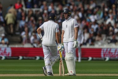 İngiltere 'den Joe Root, 1. Rothesay Deneme Maçı' nda İngiltere 'nin Batı Hint Adaları' na karşı Lords, Londra, Birleşik Krallık 'ta 10 Temmuz 2024' te Zak Crawley ile konuştu. 