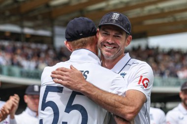 İngiltere 'den Ben Stokes, 12 Temmuz 2024' te Londra Lords 'ta oynanan Rothesay Birinci Sınav Maçı' nda İngiltere adına oynadığı son maçın ardından İngiltere 'den James Anderson' ı kucaklıyor. 