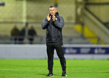 Stoke City 'nin Steven Schumacher teknik direktörü 11 Temmuz 2024' te Chester - Stoke City maçında taraftarları alkışladı. 