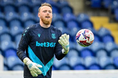 Stoke City 'den Viktor Johansson, 11 Temmuz 2024' te Chester-Stoke City maçı öncesinde Deva Stadyumu 'nda ısınıyor. 