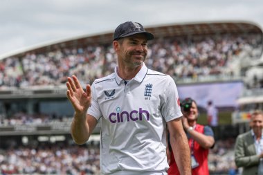 İngiltere 'den James Anderson, Rothesay Birinci Sınav Maçı' nda taraftarlara son kez el sallıyor. Üç İngiltere, Batı Hint Adaları 'na karşı Lords, Londra, İngiltere, 12 Temmuz 2024 