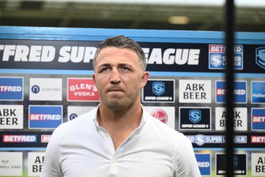 Sam Burgess Warrington Wolves baş antrenörü 11 Temmuz 2024 tarihinde Warrington, İngiltere 'deki Halliwell Jones Stadyumu' nda oynanan 17. Warrington Wolves - Leeds Rhinos karşılaşması öncesinde Sky Sports Jenna Brooks Betfred Süper Lig müsabakası öncesinde 