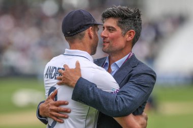 İngiltere 'den James Anderson, Sir Alastair Cook CBE tarafından 12 Temmuz 2024' te Lords, Londra, İngiltere 'de yapılan Rothesay Birinci Sınav Maçı' nda tebrik edilmiştir. 