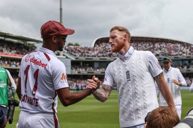 İngiltere 'den Ben Stokes, Rothesay Birinci Sınav Maçı' nda Batı Hint Adaları 'ndan Kraigg Brathwaite ile el sıkışıyor. 