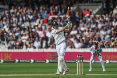 İngiltere 'den Zak Crawley, 1. Rothesay Test Maçı' nda Lords, Londra, İngiltere, Birleşik Krallık 'ta Batı Hint Adaları' na karşı 10 Temmuz 2024 'te dört koşu ve yarım yüzyıl (50 koşu) boyunca topa vuruyor. 