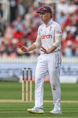 İngiltere 'den Ollie Pope, 11 Temmuz 2024' te Londra Lords 'da oynanan Rothesay Test Maçı' nda takım arkadaşlarına sakinleşmeleri için işaret ediyor. 
