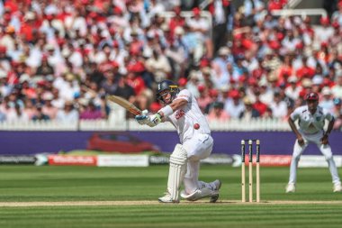 İngiltere 'den Jamie Smith, 11 Temmuz 2024' te Lords, Londra, İngiltere 'de oynanan Rothesay Test Maçı' nın ikinci gününde topa dört kez vururken dizlerinin üzerine çöker. 