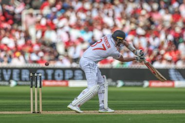 İngiltere 'den Gus Atkinson topu vuruyor ve Batı Hint Adaları' ndan Joshua Da Silva tarafından Rothesay Test Maçı 'nın ikinci gününde altın bir ördek için yakalanıyor. İngiltere - Batı Hint Adaları - Lords, Londra, Birleşik Krallık, 11 Temmuz 2024 