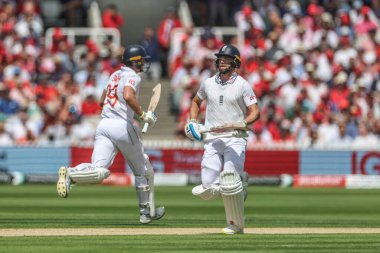 İngiltere 'den Chris Woakes, Rothesay Test Maçı' nda bir koşu yapıyor. İkinci gün İngiltere, Batı Hint Adaları 'na karşı Lords, Londra, İngiltere, 11 Temmuz 2024 
