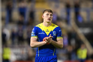 Warrington Wolves 'tan Matty Nicholson, 17. Betfred Süper Lig karşılaşmasının sonunda taraftarları alkışlıyor. Warrington Wolves, Leeds Gergedan' a karşı Halliwell Jones Stadyumu, Warrington, İngiltere, 11 Temmuz 2024 