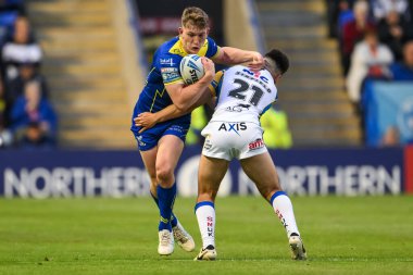 Warrington Wolves takımından Matty Nicholson, 17. Betfred Süper Lig karşılaşmasında Warrington Wolves, Leeds Rhinos 'a karşı Halliwell Jones Stadyumu, Warrington, İngiltere, 11 Temmuz 2024' te oynanan karşılaşmada Leeds Rhinos 'lu Jack Sinfield' ın rakibini yere serdi. 