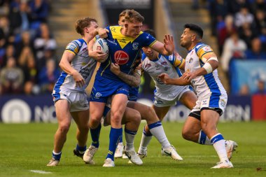 Warrington Wolves 'tan Matty Nicholson, 17. Betfred Süper Lig karşılaşmasında Leeds Rhinos' tan Andy Ackers tarafından Halliwell Jones Stadyumu 'nda oynanan Warrington Wolves - Leeds Rhinos maçında yenildi. 