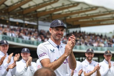 İngiltere 'den James Anderson, 12 Temmuz 2024' te Lords, Londra, İngiltere 'de oynanan Rothesay Birinci Sınav Maçı' nda İngiltere ile Batı Hint Adaları arasında oynadığı son maçın ardından takım arkadaşları tarafından alkışlandı. 