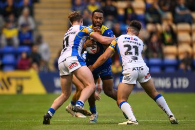 Warrington Wolves 'dan Rodrick Tai, 17. Betfred Süper Lig karşılaşmasında Jack Smith ve Leeds Rhinos' tan Jack Sinfield tarafından Halliwell Jones Stadyumu 'nda oynanan Warrington Wolves - Leeds Rhinos maçında yenildi. 
