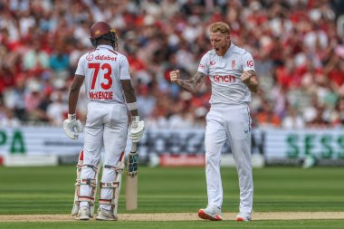 İngiltere 'den Ben Stokes, Batı Hint Adaları' ndan Kirk McKenzie 'nin kalesini kutluyor ve Rothesay Test Maçı' nda 6000 koşu için 200. kalesine çıkıyor. 