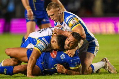 Warrington Wolves takımından Paul Vaughan, 17. Betfred Süper Lig karşılaşmasında Leeds Rhinos takımından Rhyse Martin ve Mikolaj Oledzki tarafından Halliwell Jones Stadyumu, Warrington, İngiltere 'de oynanan 11 Temmuz 2024' te oynanan Warrington Wolves - Leeds Rhinos maçında yenildi. 