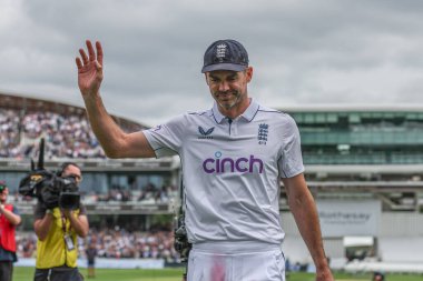 İngiltere 'den James Anderson, Rothesay Birinci Sınav Maçı' nda İngiltere taraftarlarına son bir kez el sallıyor. 3. İngiltere, Batı Hint Adaları 'na karşı Lords, Londra, İngiltere, 12 Temmuz 2024 