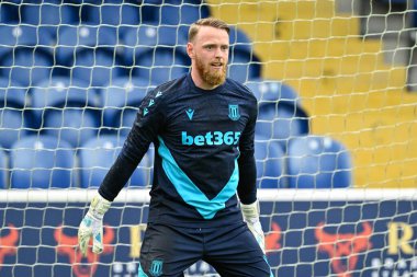 Stoke City 'den Viktor Johansson, 11 Temmuz 2024' te Chester-Stoke City maçı öncesinde Deva Stadyumu 'nda ısınıyor. 