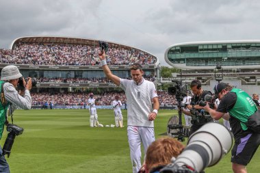 İngiltere 'den James Anderson, Rothesay Birinci Sınav Maçı' nda sahadan ayrıldı. Üçüncü Gün İngiltere, Batı Hint Adaları 'na karşı Lords, Londra, İngiltere, 12 Temmuz 2024 