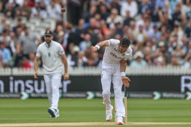İngiltere 'den James Anderson, Rothesay Birinci Sınav Maçı' nın üçüncü gününde ilk topu veriyor. 3 İngiltere, Batı Hint Adaları 'na karşı Lords, Londra, İngiltere, 12 Temmuz 2024 