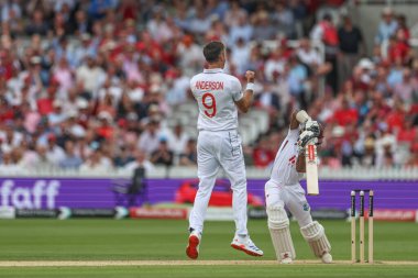 İngiltere 'den James Anderson, Batı Hint Adaları' ndan Alick Athanaze 'in kale atışını Rothesay Test Maçı' nda kutluyor. İkinci gün İngiltere, Batı Hint Adaları 'na karşı Lords, Londra, İngiltere, 11 Temmuz 2024 