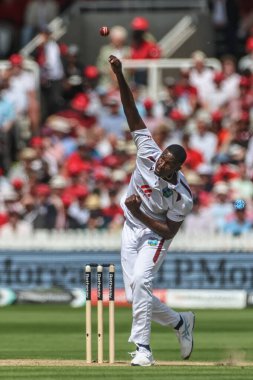 Batı Hint Adaları 'ndan Jason Holder topu Rothesay Test Maçı' nda veriyor. İkinci gün İngiltere, Batı Hint Adaları 'na karşı Lords, Londra, İngiltere, 11 Temmuz 2024 