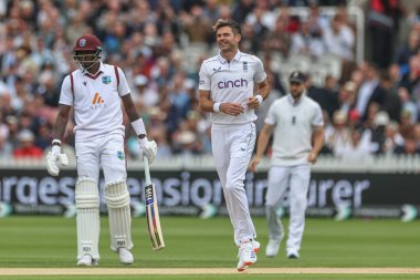 İngiltere 'den James Anderson, 12 Temmuz 2024' te Lords, Londra, Birleşik Krallık 'ta oynanan Rothesay Birinci Sınav Maçı' nda topu teslim ettikten sonra tepki gösterdi. 