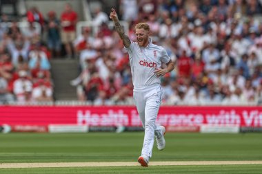 İngiltere 'den Ben Stokes, Batı Hint Adaları' ndan Mikyle Louis 'in kale atışını Rothesay Test Maçı' nda kutluyor. 2. 