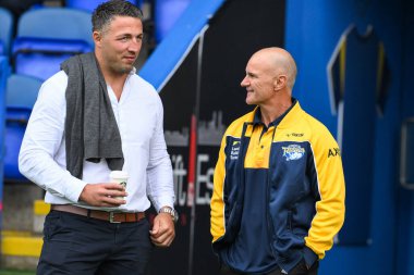 Sam Burgess Warrington Wolves 'un baş antrenörü Brad Arthur' la Leeds Rhinos 'un baş antrenörü 17. Betfred Süper Ligi karşılaşması öncesinde Halliwell Jones Stadyumu, Warrington, İngiltere, 11 Temmuz 2024' te Warrington 'da Warrington Wolves' a karşı Leeds Rhinos maçında sohbet ediyor. 