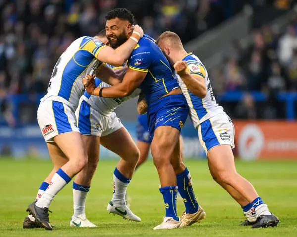 Warrington Wolves 'dan Zane Musgrove Leeds Rhinos' tan Andy Ackers ve Cameron Smith tarafından oynanan 17. Betfred Süper Ligi karşılaşmasında Halliwell Jones Stadyumu, Warrington, İngiltere, 11 Temmuz 2024 'te Warrington Wolves - Leeds Rhinos maçında yenildi. 