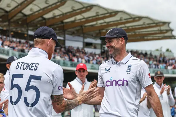 İngiltere 'den Ben Stokes, Andersonlar' ın Rothesay Birinci Sınav Maçı 'nda İngiltere adına oynadığı son test maçında İngiltere Lords, Londra, İngiltere' de Batı Hint Adaları 'na karşı 3. 