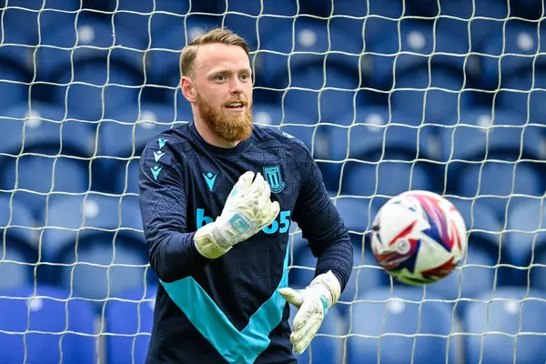 Stoke City 'den Viktor Johansson, 11 Temmuz 2024' te Chester-Stoke City maçı öncesinde Deva Stadyumu 'nda ısınıyor. 