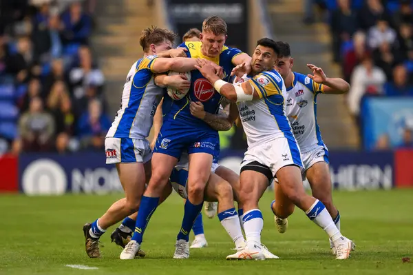 Warrington Wolves takımından Matty Nicholson 17. Betfred Süper Lig karşılaşmasında Rhyse Martin ve Leeds Rhinos 'tan Jack Smith tarafından Halliwell Jones Stadyumu' nda oynanan Warrington Wolves - Leeds Rhinos maçında yenildi. 