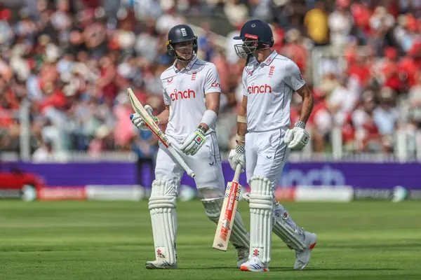 İngiltere 'den Jamie Smith ve İngiltere' den James Anderson, 11 Temmuz 2024 'te Lords, Londra, İngiltere' de oynanan Rothesay Test Maçı İkinci Gün İngiltere - Batı Hint Adaları karşılaşmasında oyun alanından ayrıldılar.