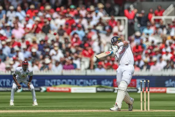 İngiltere 'den Jamie Smith, 11 Temmuz 2024' te Lords, Londra, İngiltere 'de oynanan Rothesay Test Maçı 2. Gün İngiltere - Batı Hint Adaları karşılaşmasında sahanın ortasına doğru iki koşu yaptı.