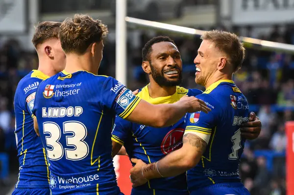 Warrington Wolves takımından Matt Dufty, 11 Temmuz 2024 'te Warrington Jones Stadyumu' nda oynanan 17. Warrington Wolves - Leeds Rhinos karşılaşmasında denemesini kutluyor.