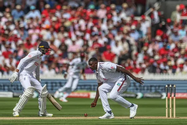 Batı Hint Adaları 'ndan Jason Holder, Rothesay Test Maçı' nda kendi topunu sahaya sürüyor. İngiltere - Batı Hint Adaları - Lords, Londra, İngiltere, 11 Temmuz 2024