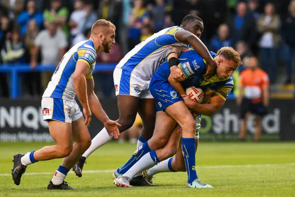Warrington Wolves 'tan James Harrison, 17. Betfred Süper Lig karşılaşmasında Leeds Gergedan takımından Mikolaj Oledzki ve Samuel Eseh tarafından Halliwell Jones Stadyumu, Warrington, Birleşik Krallık' ta oynanan Warrington Wolves - Leeds Rhinos maçında yenildi. 
